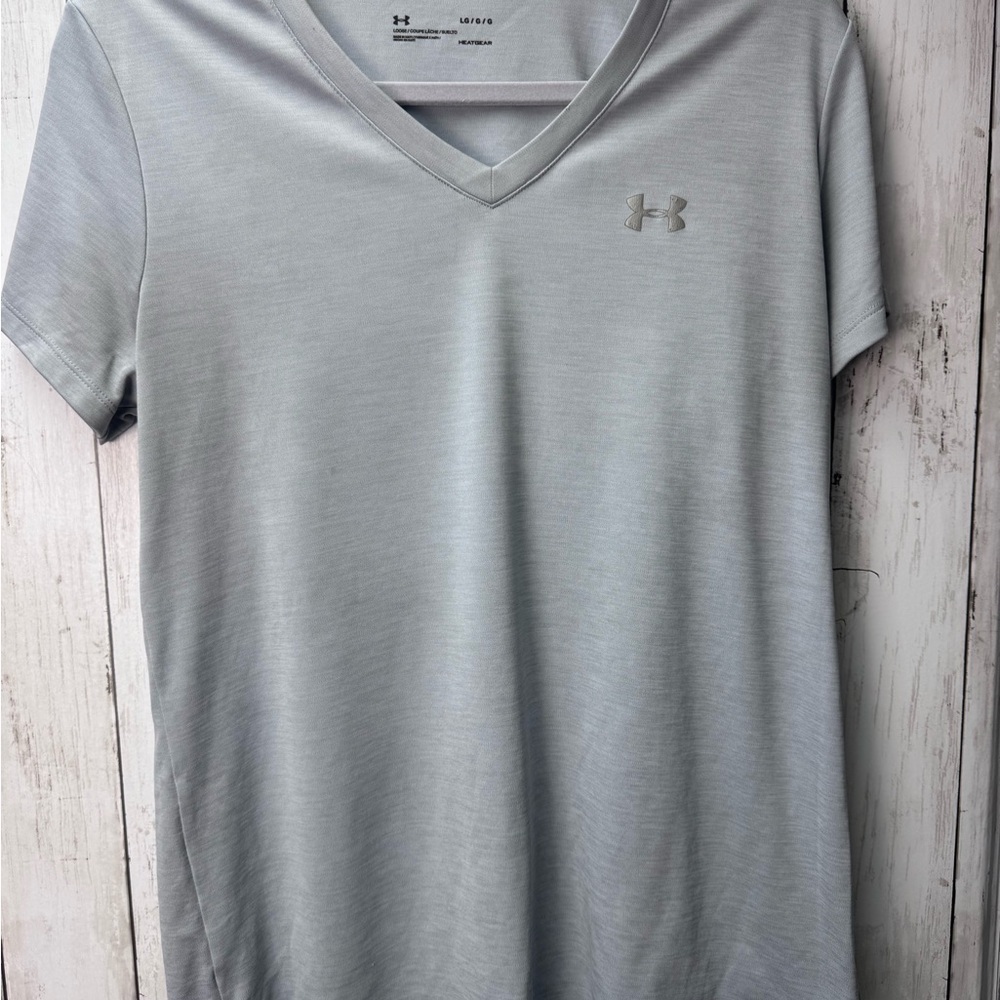 Under Armour Women's Light Gray V-Neck Tee size Large